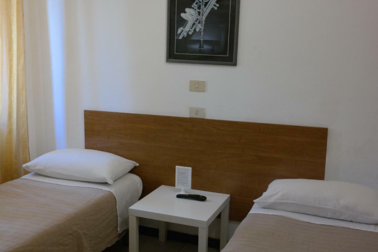Hotel Houston Livorno - Struttura Esclusivamente Turistica - Not For Business Or Workers Екстериор снимка