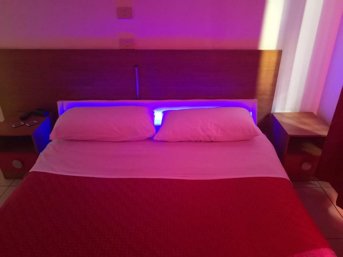 Hotel Houston Livorno - Struttura Esclusivamente Turistica - Not For Business Or Workers Екстериор снимка